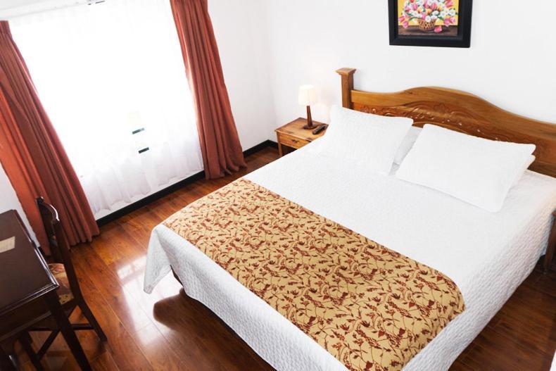 Hotel Andres Venero บียาเดเลย์บา ภายนอก รูปภาพ