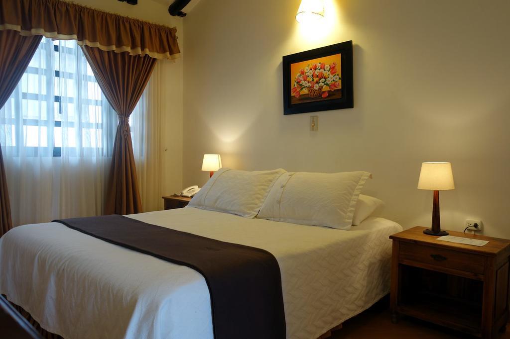 Hotel Andres Venero บียาเดเลย์บา ภายนอก รูปภาพ