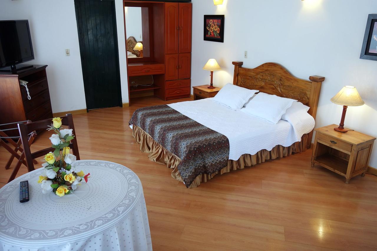 Hotel Andres Venero บียาเดเลย์บา ภายนอก รูปภาพ