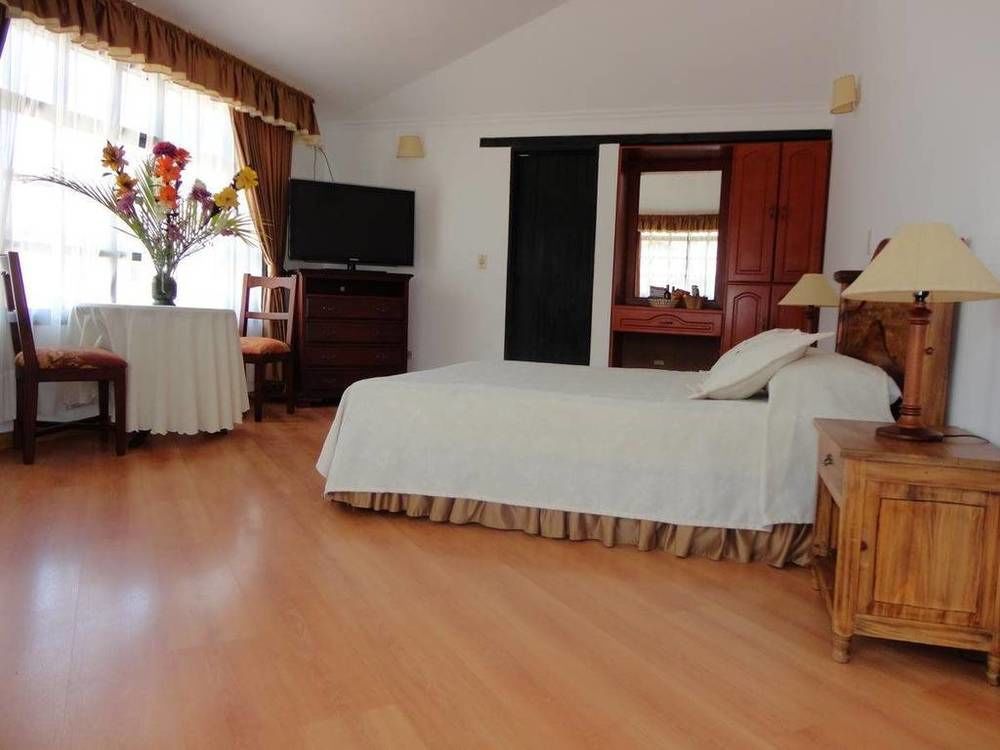 Hotel Andres Venero บียาเดเลย์บา ภายนอก รูปภาพ
