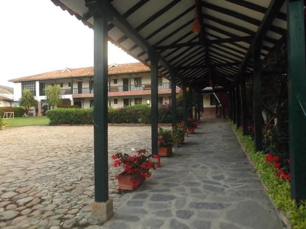 Hotel Andres Venero บียาเดเลย์บา ภายนอก รูปภาพ