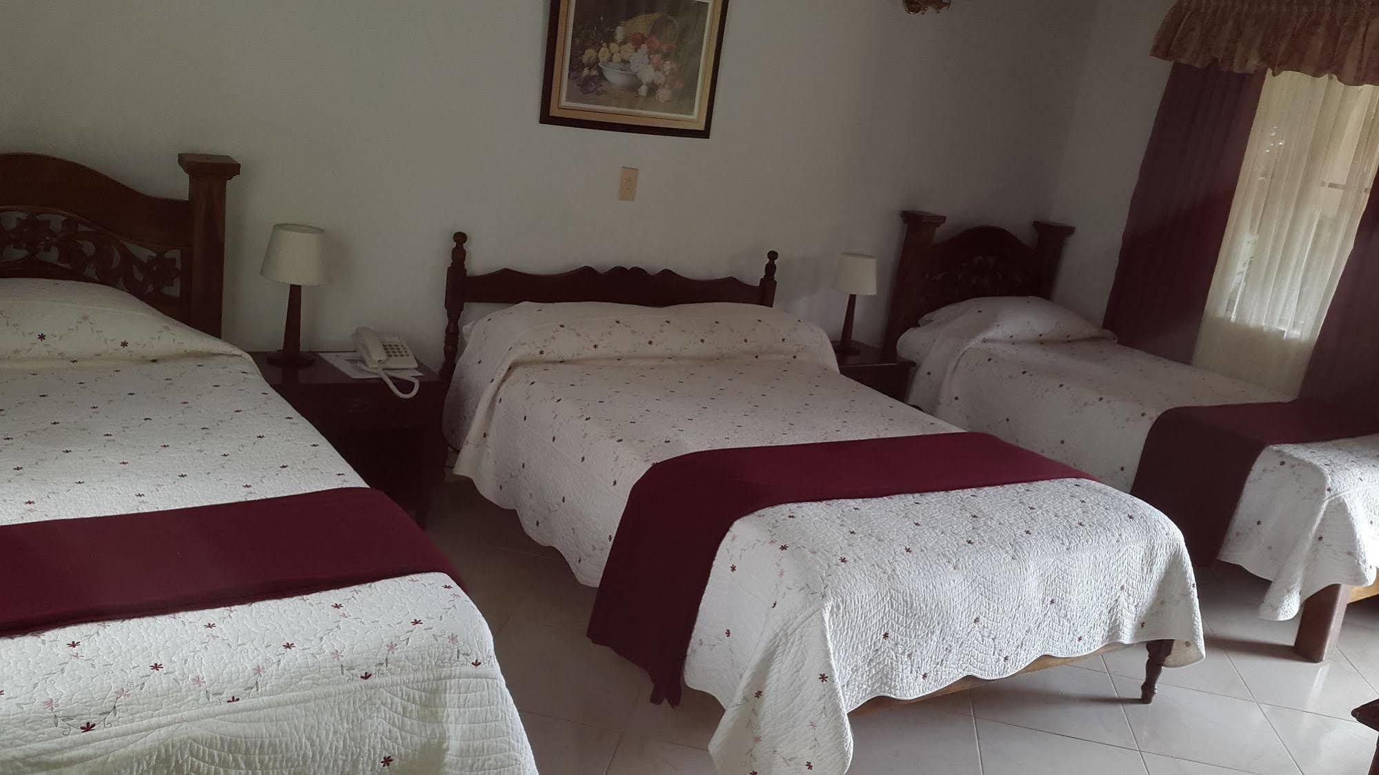 Hotel Andres Venero บียาเดเลย์บา ภายนอก รูปภาพ