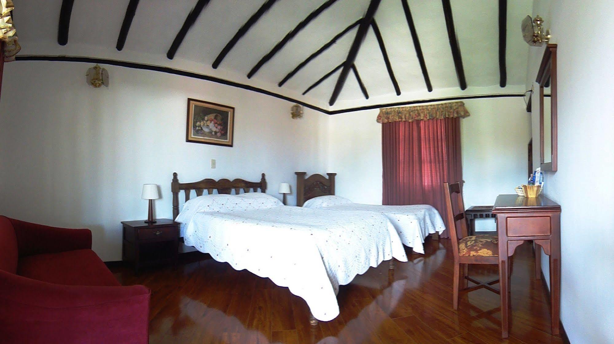 Hotel Andres Venero บียาเดเลย์บา ภายนอก รูปภาพ