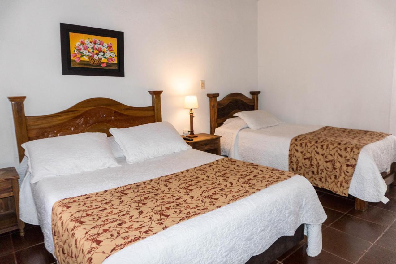 Hotel Andres Venero บียาเดเลย์บา ภายนอก รูปภาพ